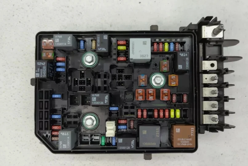 Caja de fusibles habitáculo / Cabin Fuse Box cabin — 2020 CHEVROLET Equinox LT (