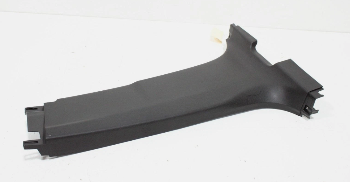 Moldura pilar B der. / Right B-Pillar Trim RIGHT — 2020 CHEVROLET Equinox LT (1L