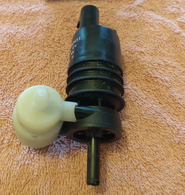 Bomba de limpiaparabrisas / Washer Pump — 2020 CHEVROLET Equinox LT (1LT)