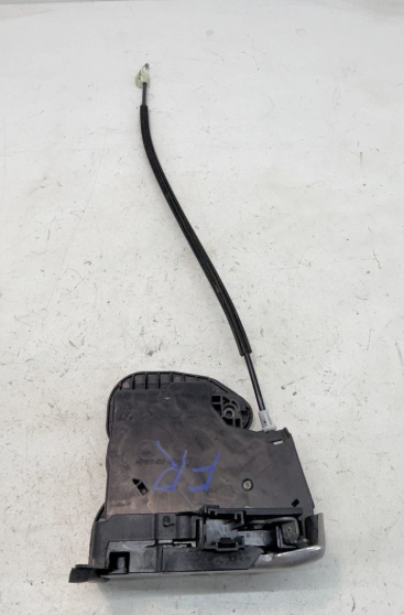 Pestillo puerta del. der. / Front Right Door Latch RIGHT front — 2020 CHEVROLET