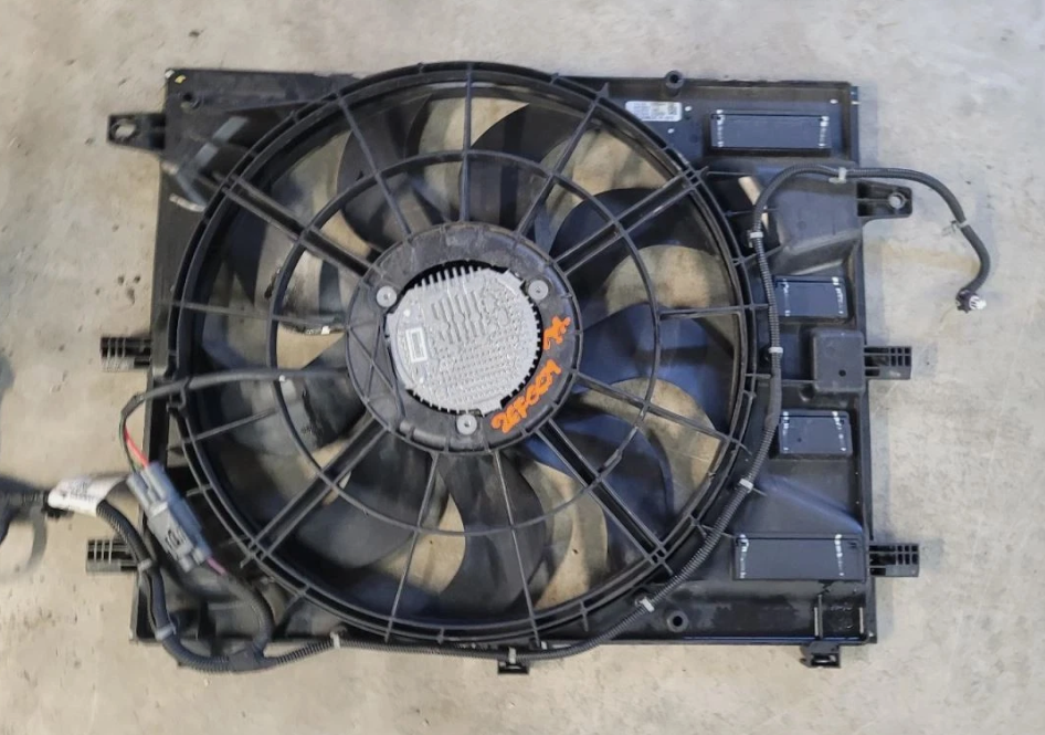 Ventilador de radiador / Radiator Fan CENTER front — 2020 CHEVROLET Equinox LT (