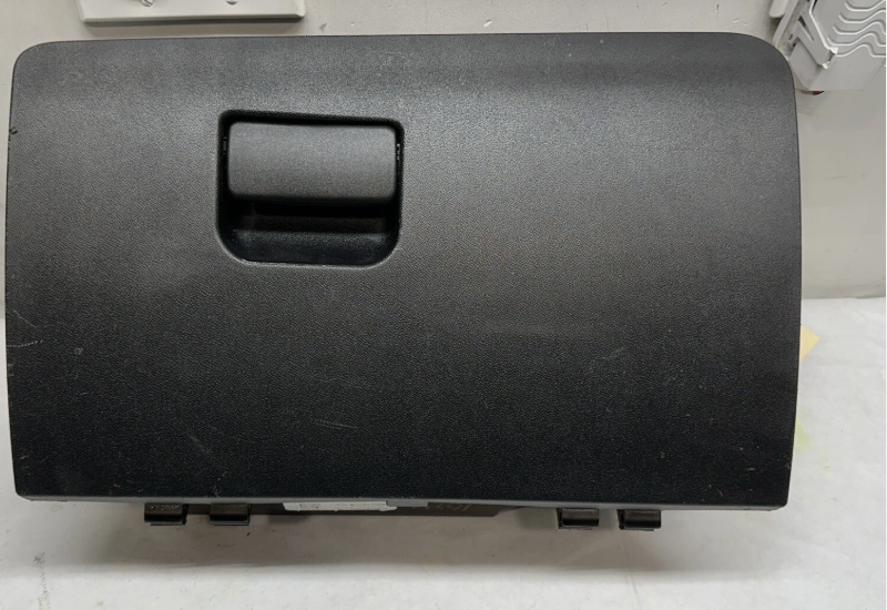 Guantera / Glove Box RIGHT — 2020 CHEVROLET Equinox LT (1LT)