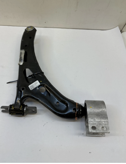 Brazo control del. der. / Front Right Control Arm RIGHT front — 2020 CHEVROLET E