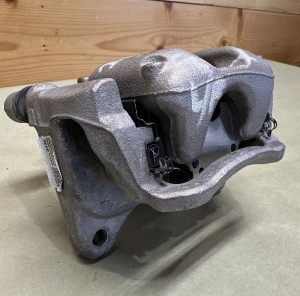 Cáliper tras. izq. / Rear Left Caliper LEFT rear — 2020 CHEVROLET Equinox LT (1L