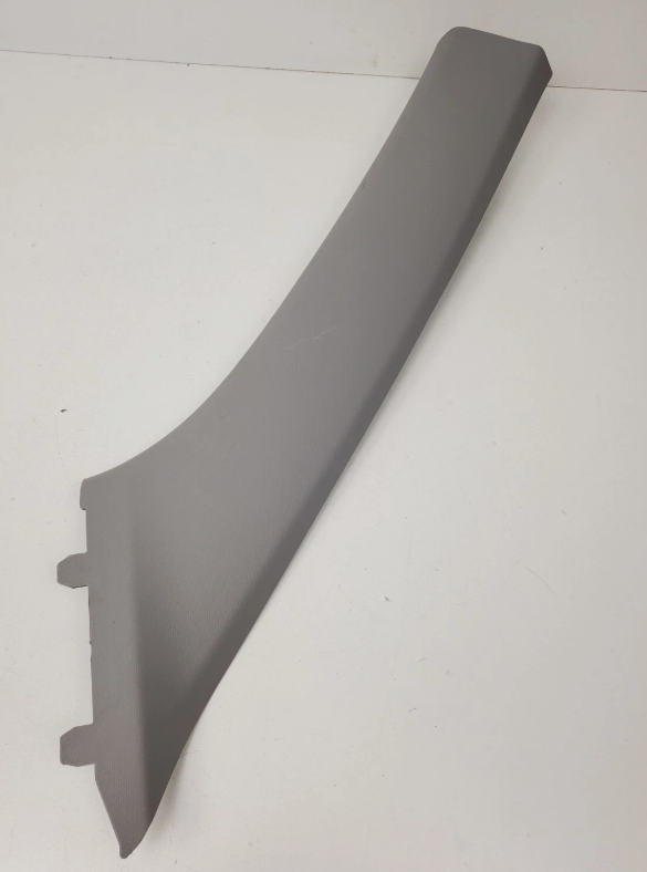 Moldura pilar A izq. / Left A-Pillar Trim LEFT — 2020 CHEVROLET Equinox LT (1LT)
