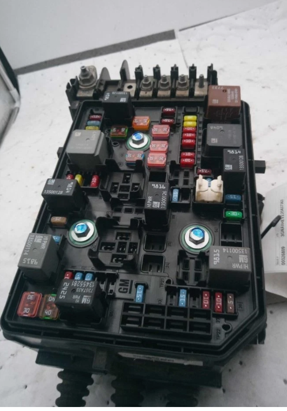 Caja de fusibles / Fuse Box — 2020 CHEVROLET Equinox LT (1LT)