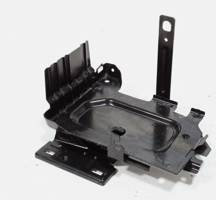 Bandeja de batería / Battery Tray — 2020 CHEVROLET Equinox LT (1LT)