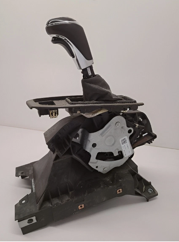 Palanca de cambios / Shift Lever CENTER — 2020 CHEVROLET Equinox LT (1LT)
