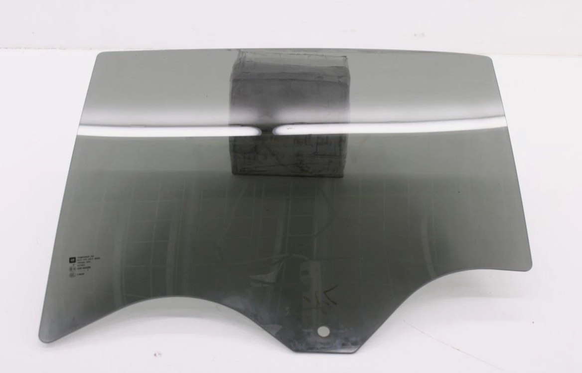Vidrio puerta tras. izq. / Rear Left Door Glass LEFT rear — 2020 CHEVROLET Equin