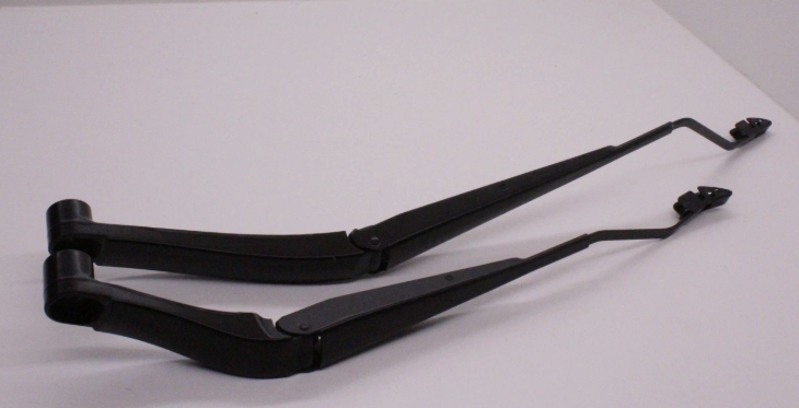 Brazos limpiaparabrisas / Front Wiper Arms BOTH front — 2020 CHEVROLET Equinox L