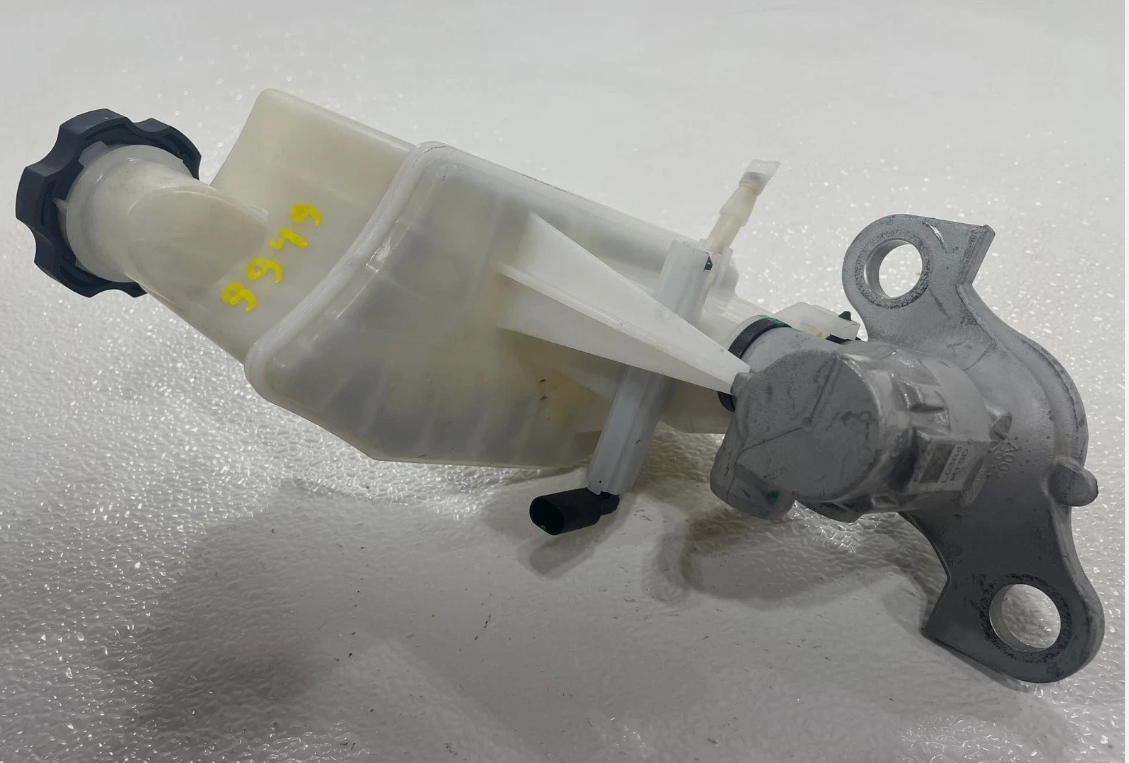 Bomba de freno / Master Cylinder CENTER — 2020 CHEVROLET Equinox LT (1LT)